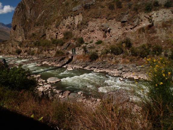 Passando pela ponte onde se inicia o Caminho Inca, entre Ollantaytambo e Aguas Calientes, no Peru